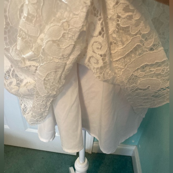 Elegant Lace Cream Top - Picture 4 of 16